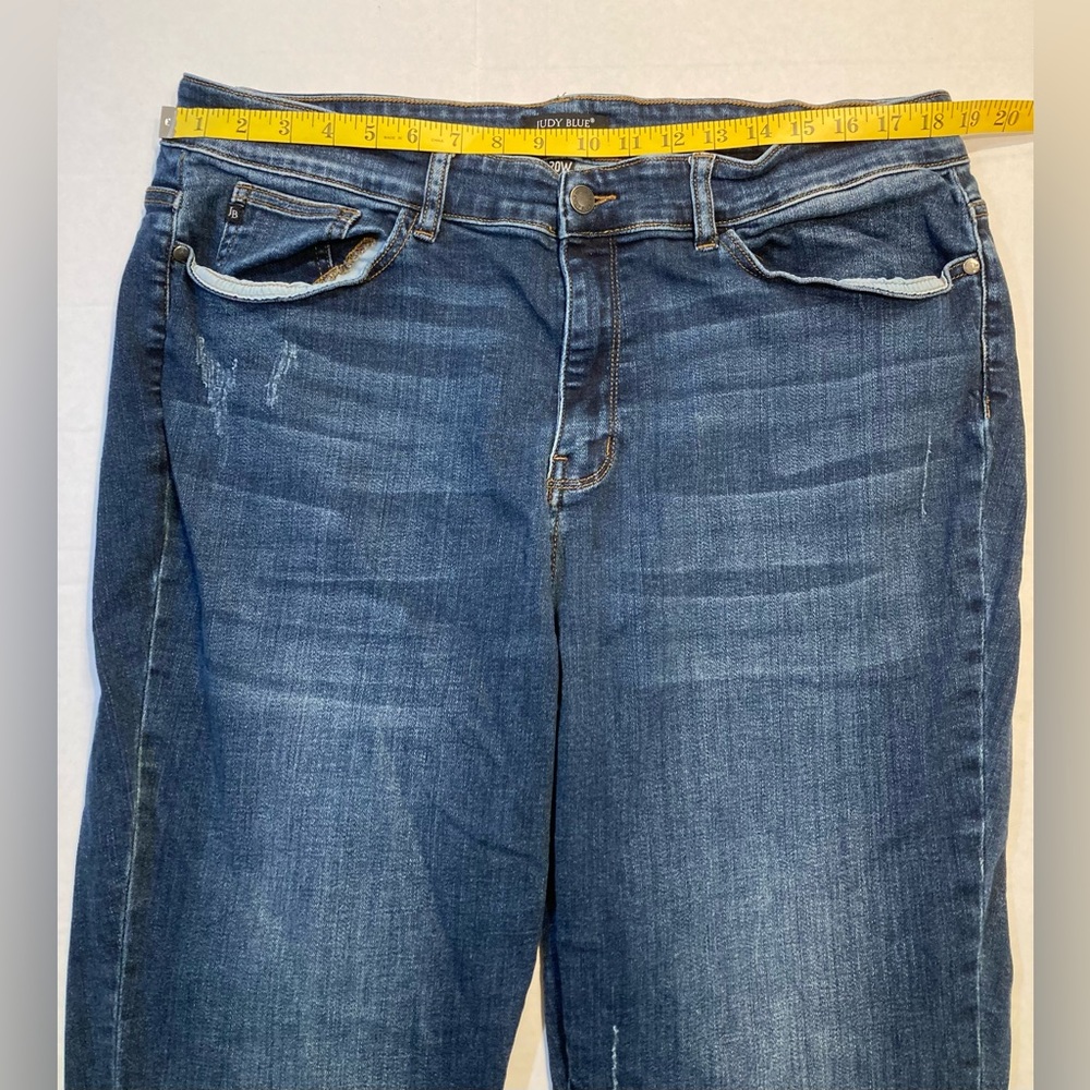 Judy Blue EUC Size 20W Dark Wash Distressed Crop Jeans - Picture 4 of 7